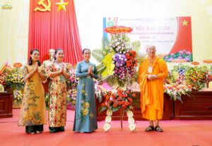 Dai dien clb cuc vang dang hoa kinh mung 1037